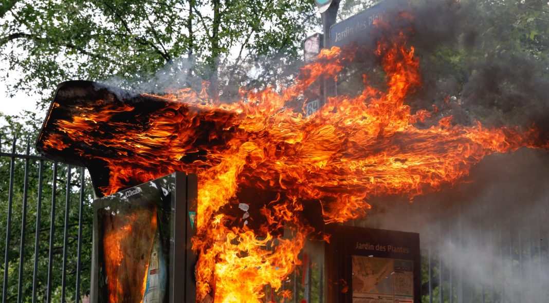 Неизвестные устроили пожар на улице Ленина: что известно к этой минуте