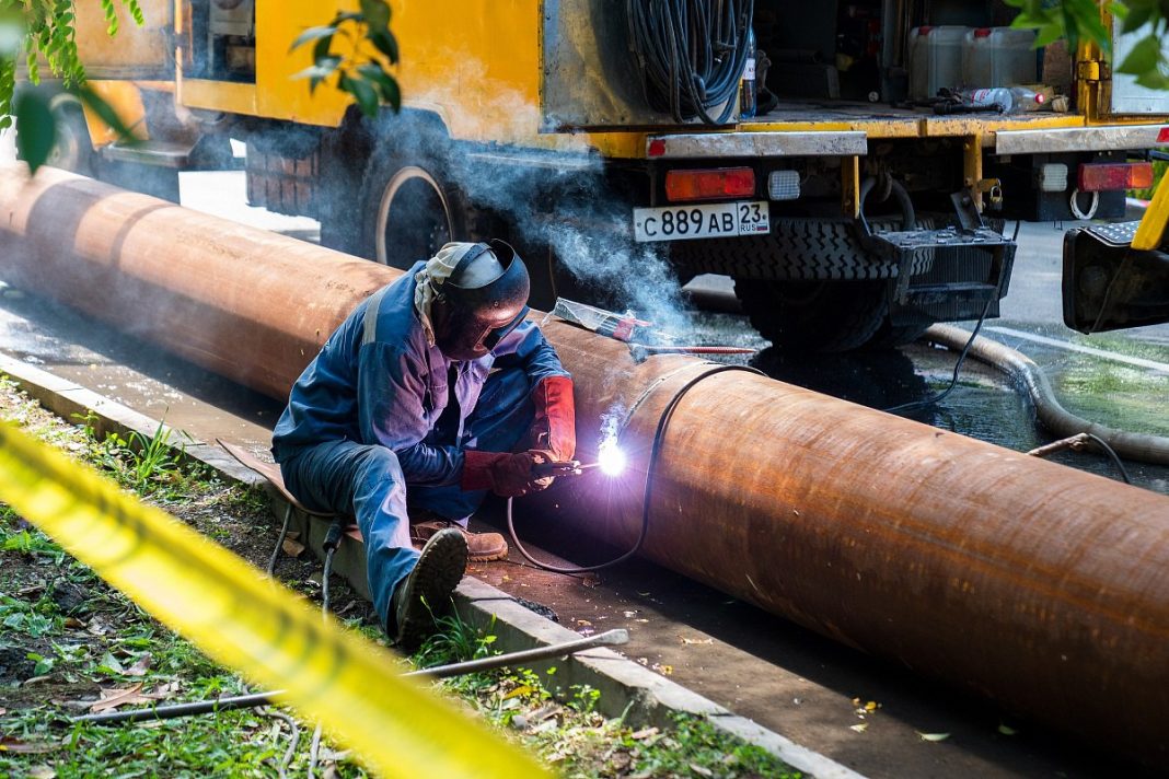 Жители Дагомыса останутся без горячей воды до 12 августа: работы на тепловых сетях продлены