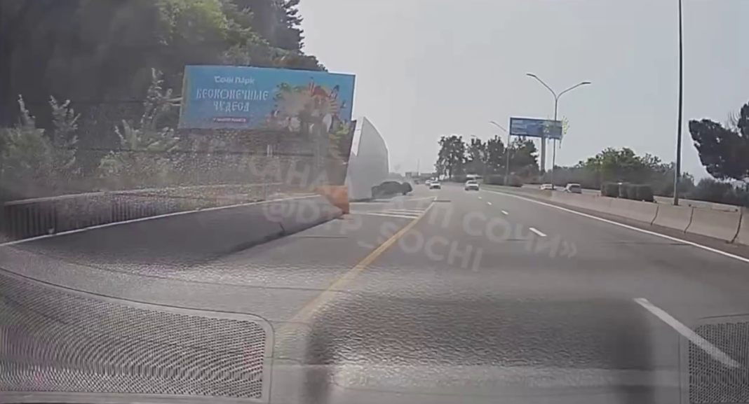 ДТП в Сочи: «Лада Приора» на скорости врезалась в стену