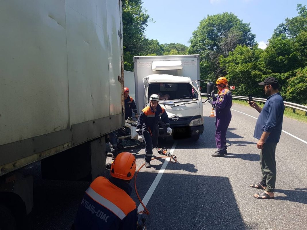 13-летнего пассажира вырезали из смятой кабины после ДТП на трассе Джубга-Сочи