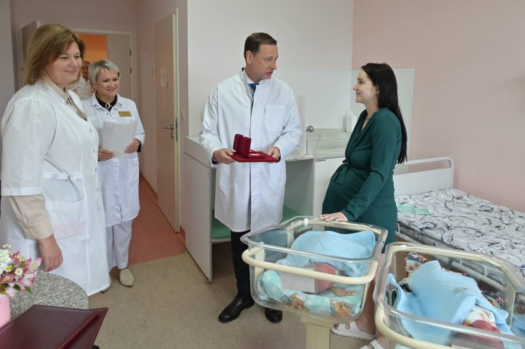 Мэр Сочи поздравил семьи, в которых дети родились в День города