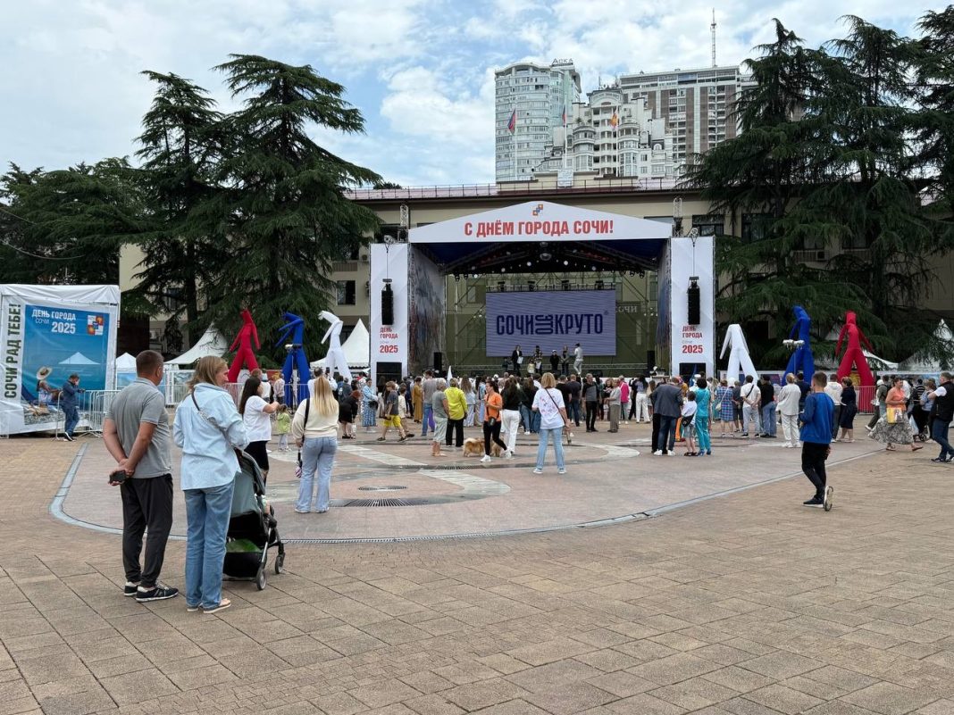 В Сочи открыли летние досуговые площадки: программа рассчитана на 82 тысячи детей