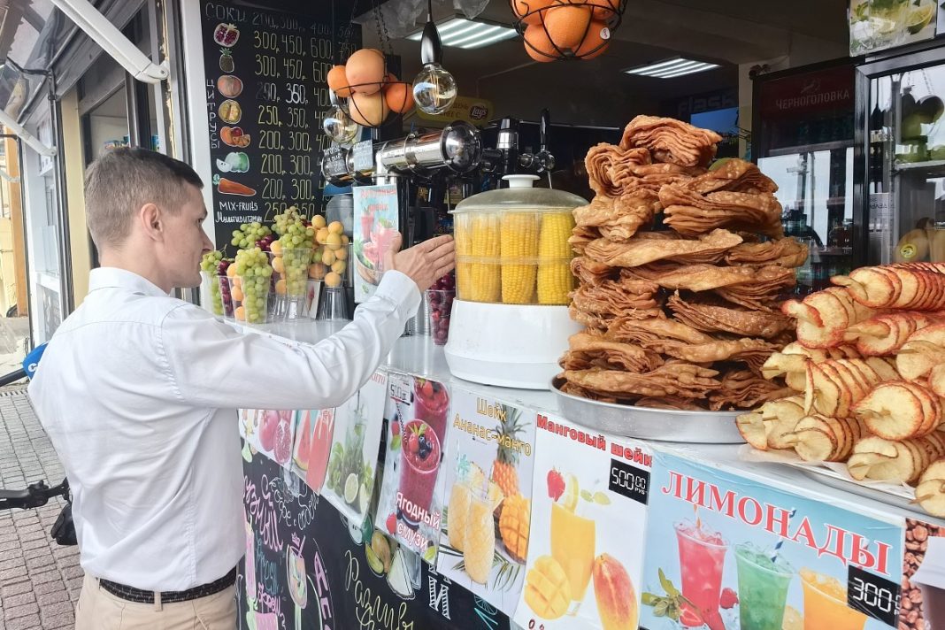 В Сочи проинспектировали точки общественного питания на Приморской набережной