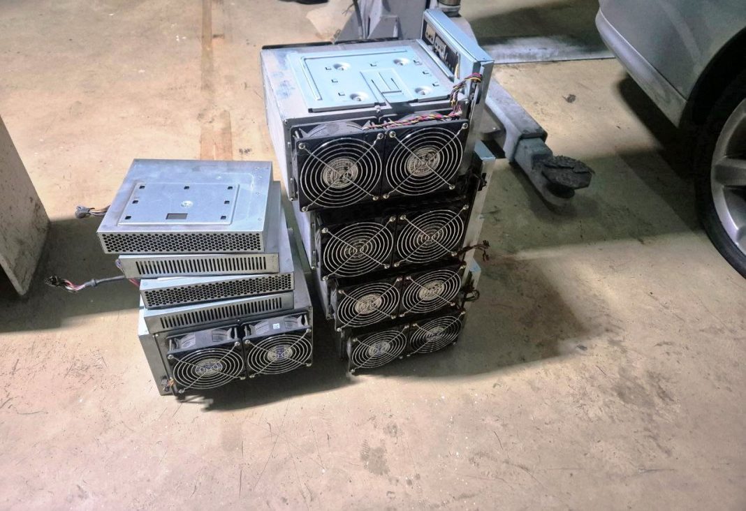 Майнинг-контрабанда: на границе в Сочи задержали две иномарки с тайниками