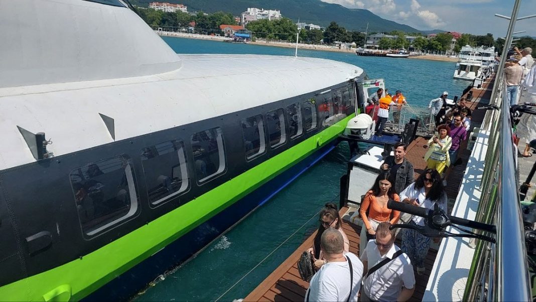 Судно «Космонавт Павел Попович» начало курсировать по маршруту «Сочи – Геленджик»