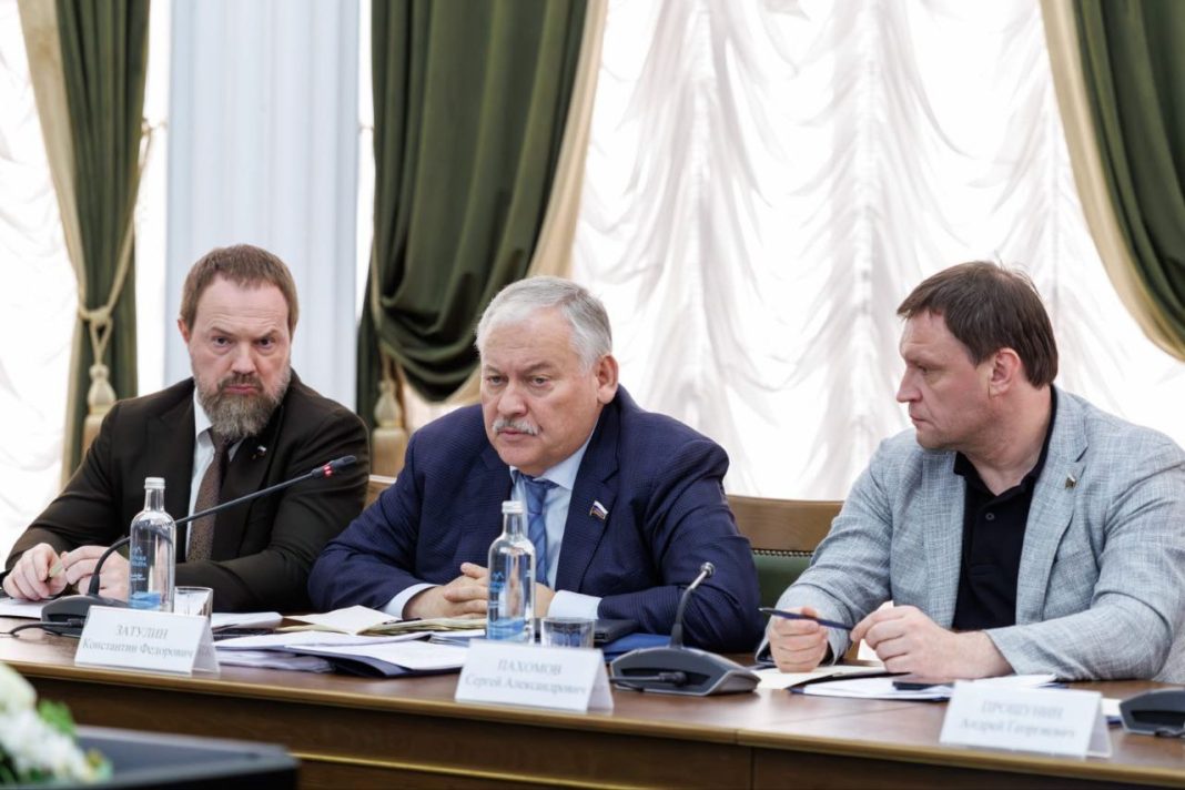 Затулин провёл выездное совещание в Сочи и потребовал вернуть бассейны, пляжи и жильё