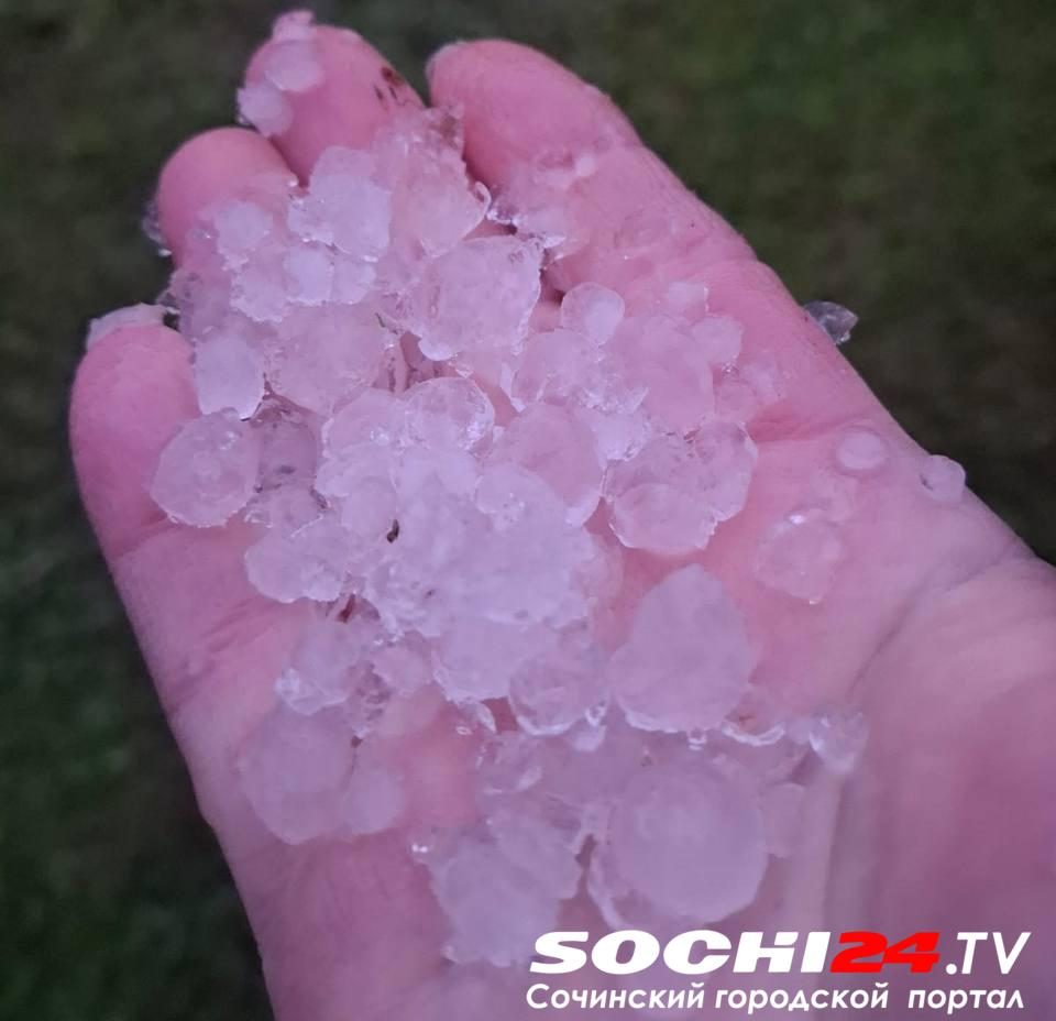 В Адлере в июне выпал град — фото, видео