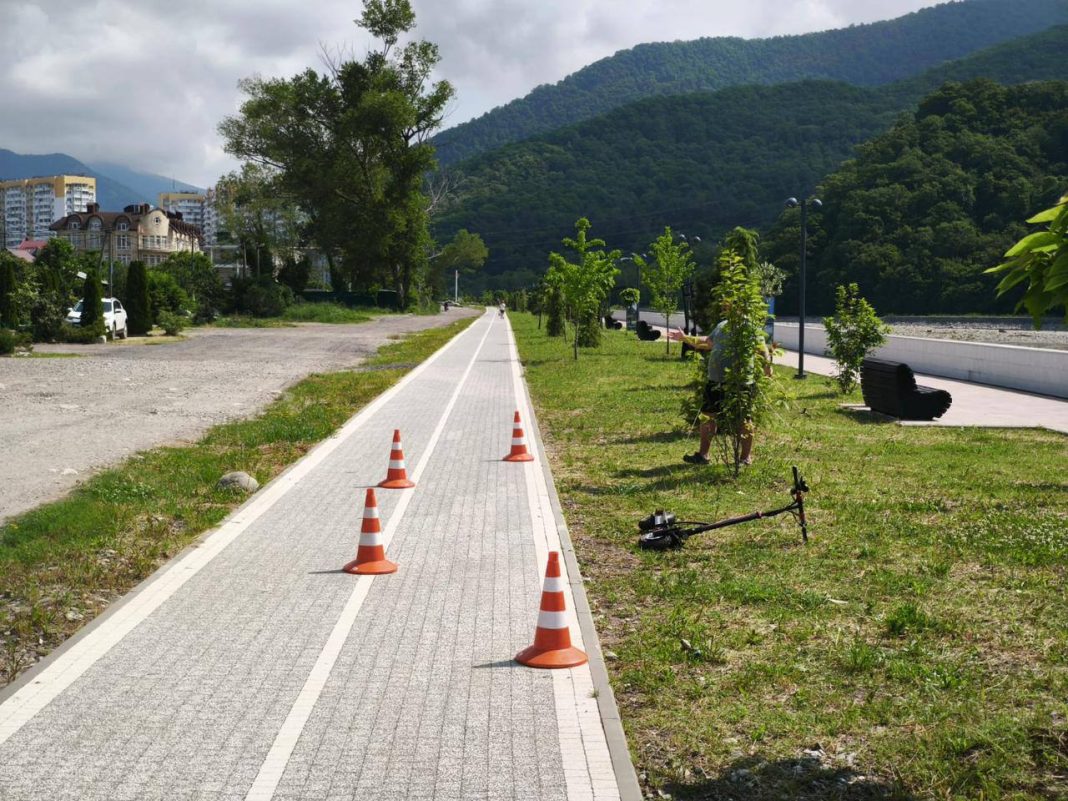 В Сочи ребёнок на электросамокате сбил пенсионерку: оба в больнице