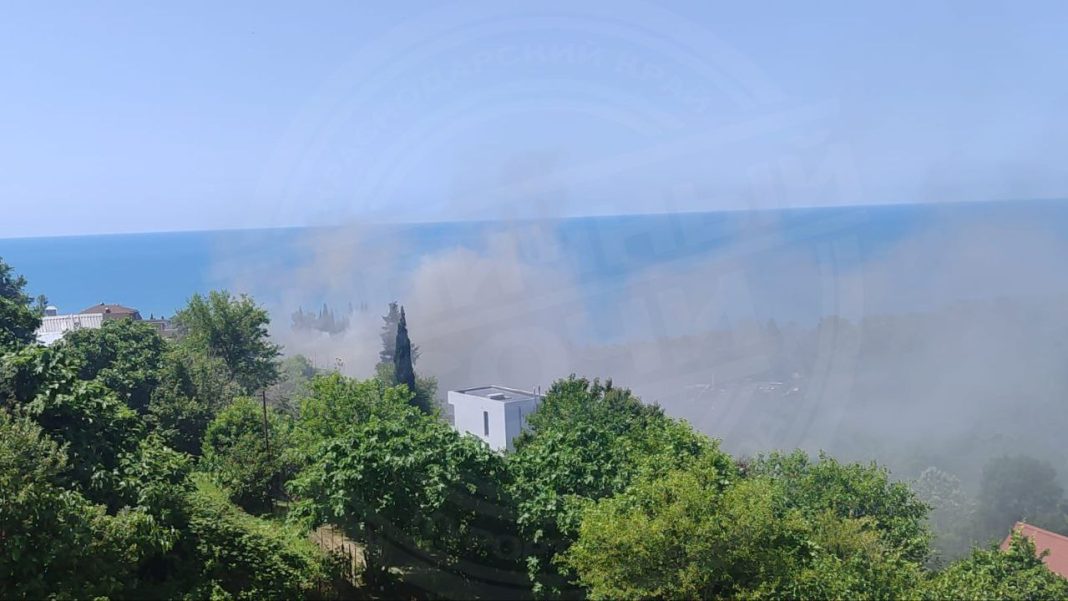 В Хостинском районе Сочи вспыхнул барак: кадры пожара