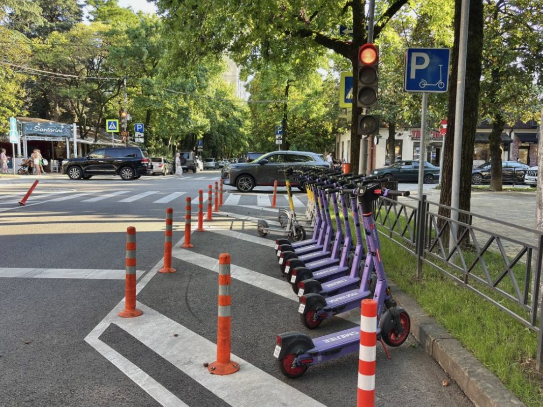 Первые в России остановки для электросамокатов появились в Сочи: они отмечены спецзнаком