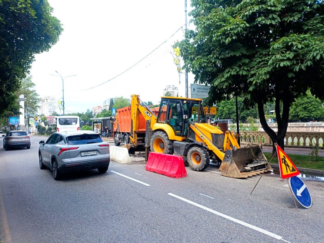 Возле остановки «Рынок — Школа №1» в центре Сочи ограничили движение по одной полосе