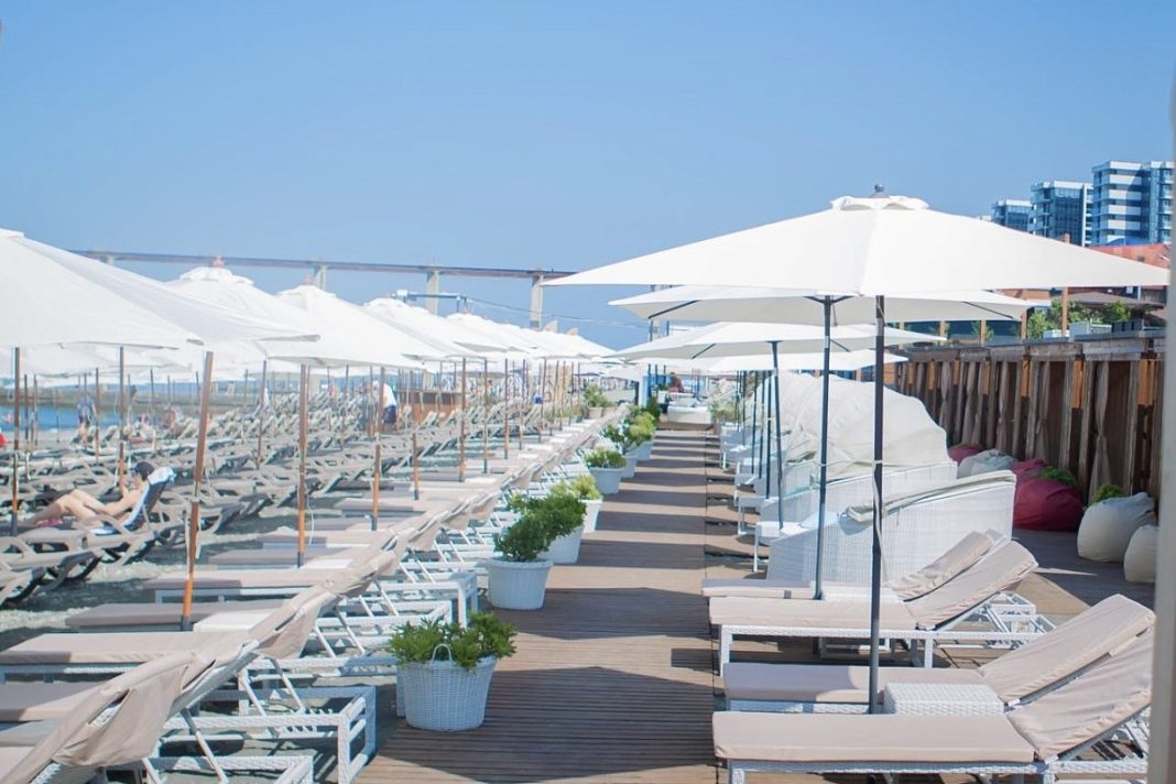 Платить или не платить: корреспондент СОЧИ24 выяснил, берут ли деньги за тень на пляжах курорта