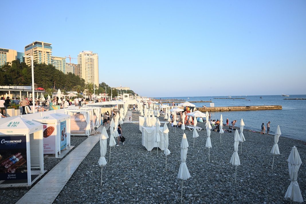 Стало известно, почему арендаторы пляжей в Сочи могут брать деньги за места в тени