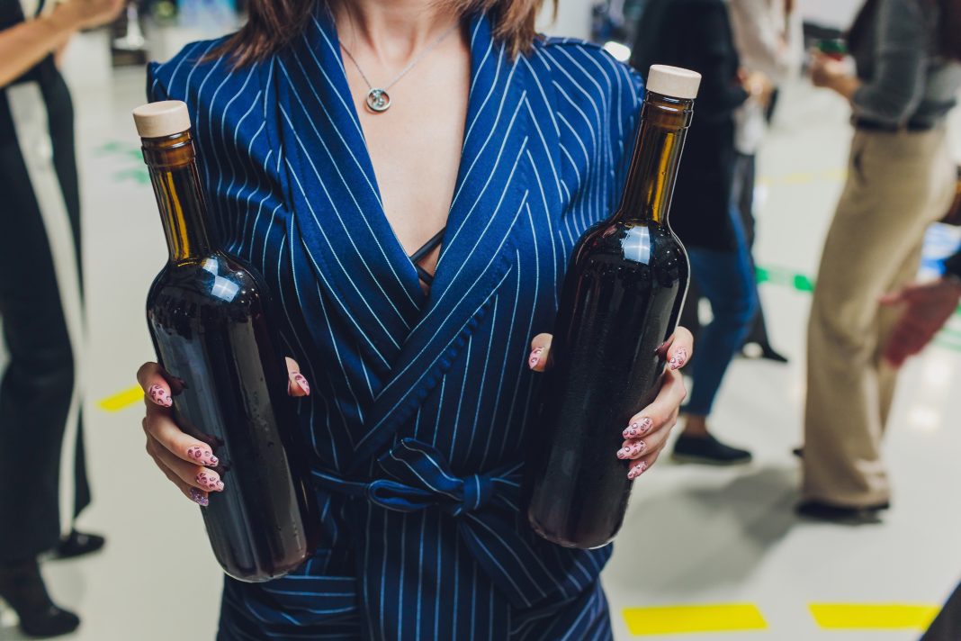 Туристов заставляют выливать коньяк и мед в аэропорту Сухума: что надо знать