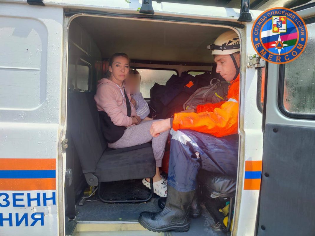 Туристы с ребенком спасены с затопленного пляжа в Сочи