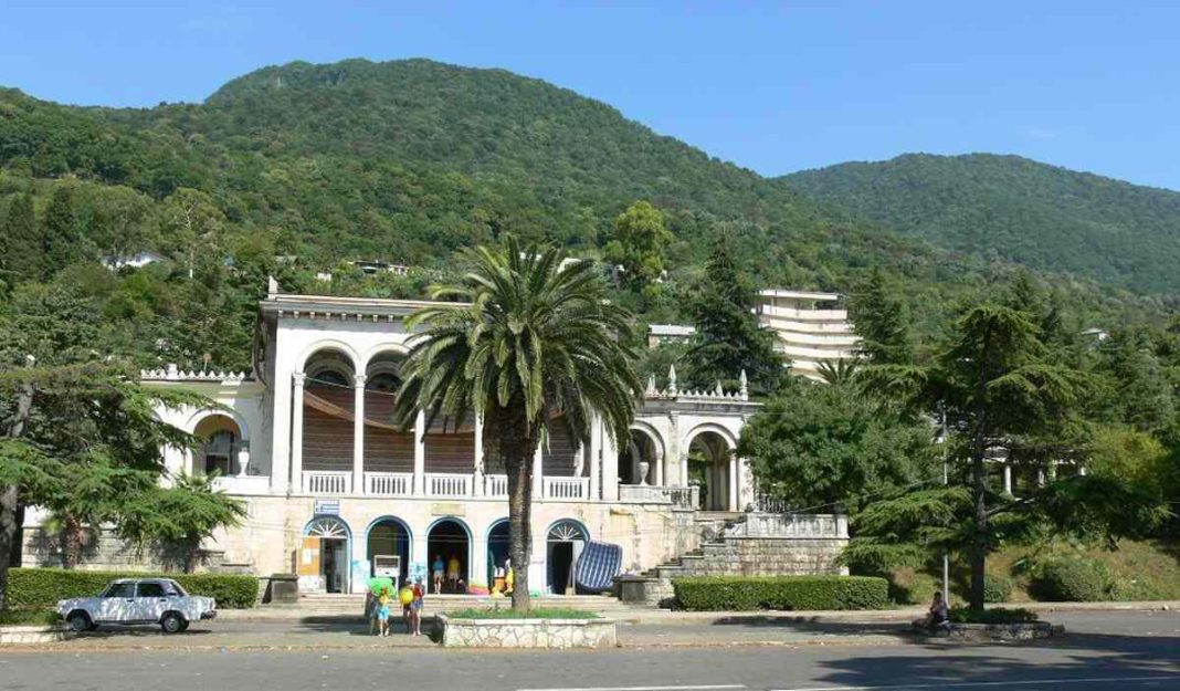 Абхазия без иллюзий: низкие цены и «разводы» у пляжа — честный отзыв туриста