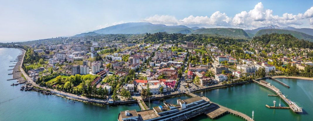 Вода тёплая, но трусы пропали: Абхазия-2025 — бюджетный рай или экстремальное выживание?