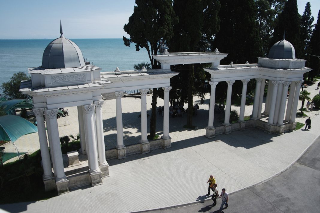 «Это был шок»: россиянка рассказала, что на самом деле ждёт туристов в Абхазии