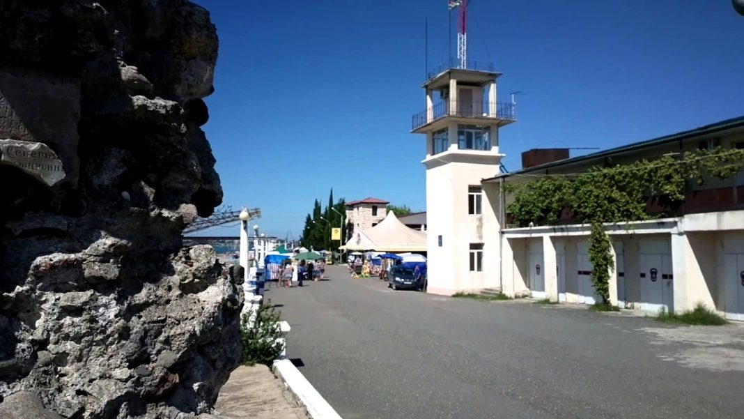 «Слышь, женщина, терпи!»: туристы откровенно про отдых в Абхазии