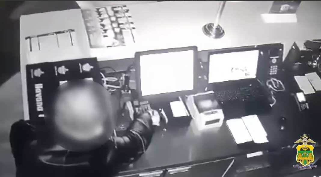 Вор украл 6000 тысяч рублей из бара в Сочи, но камеры его «сдали»