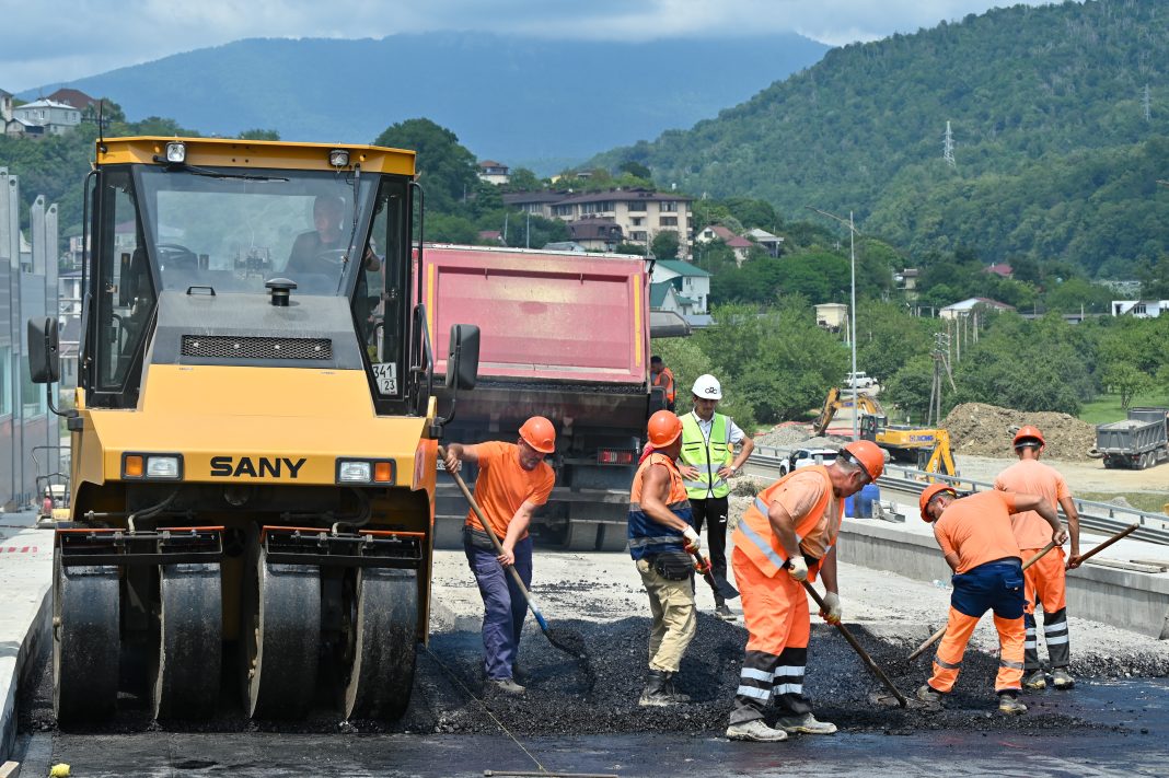 В Сочи стартовала укладка асфальта на обходе Адлера