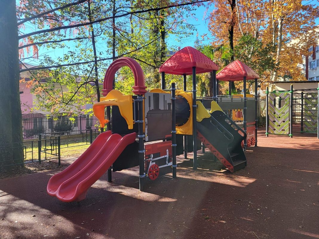 «Малые дела Большого Сочи»: в Хосте обновляют детские площадки и «Тропу здоровья»