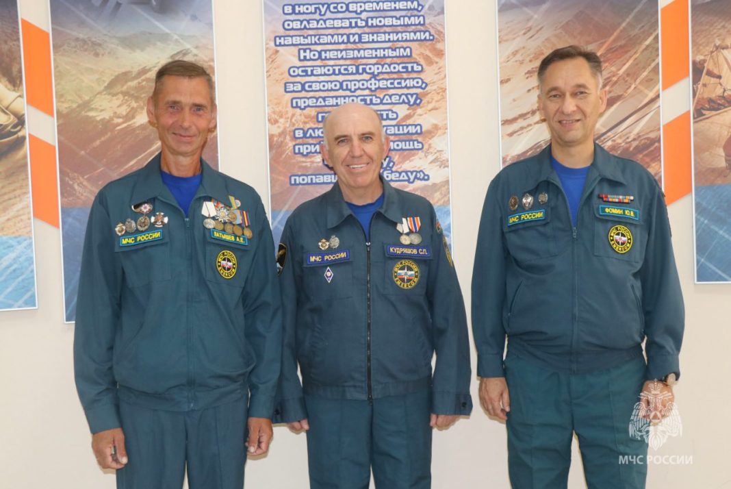 30 лет службы — заслуженная награда: трое спасателей МЧС получили жилье в Сочи