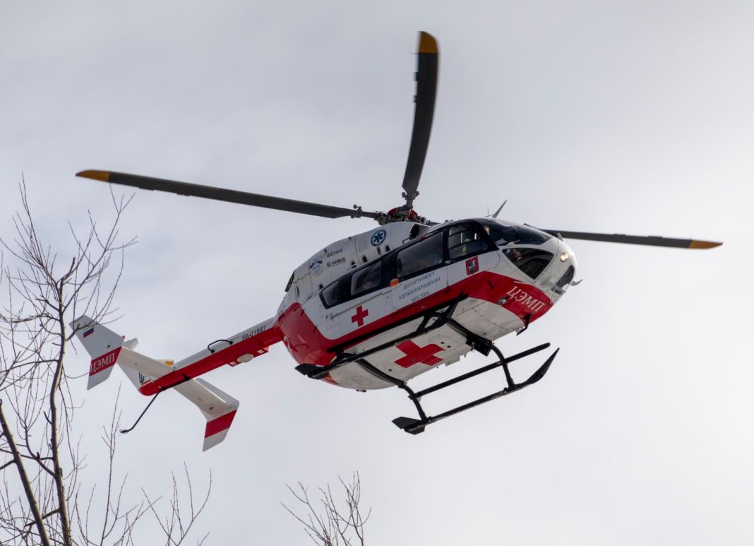 Пострадавшего при атаке БПЛА в Сочи инспектора ДПС доставили в Краснодар санавиацией