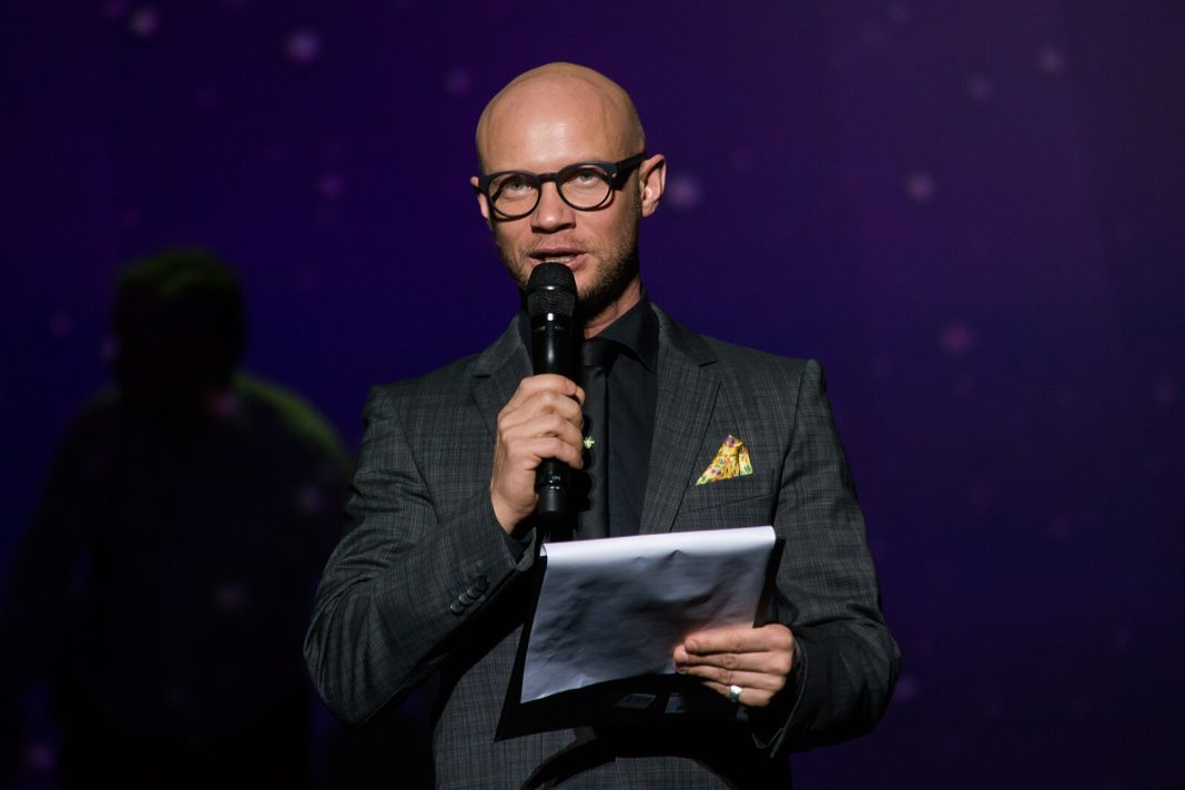 Комика Хрусталева в неадекватном состоянии сняли с рейса Калининград — Москва