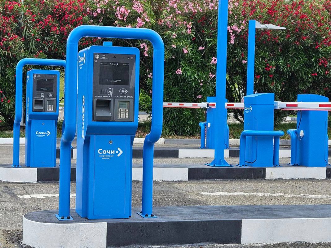 10 машин в минуту без очередей: аэропорт Сочи увеличил пропускную способность парковки