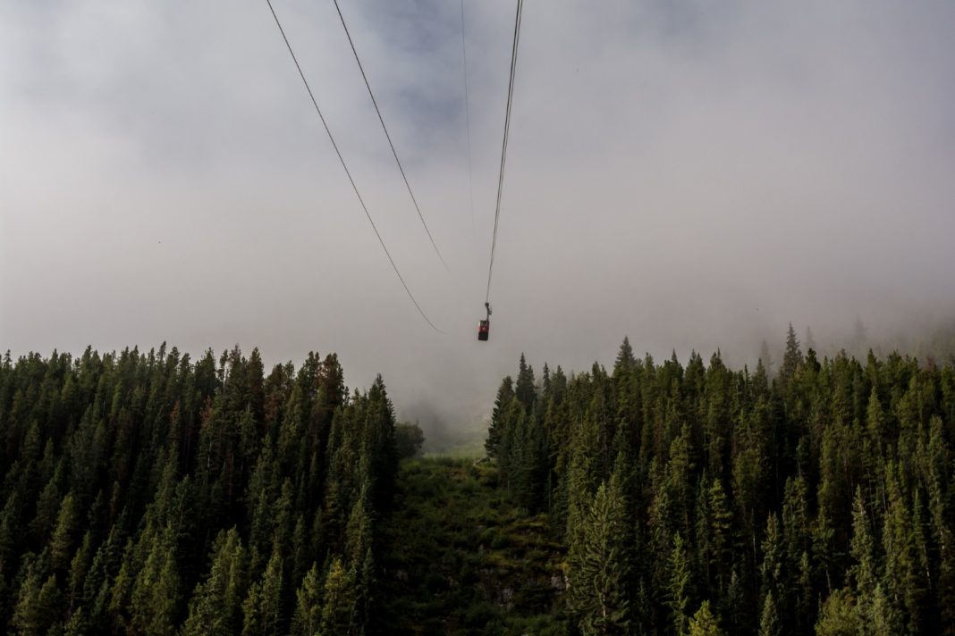 Гроза приостановила работу канатных дорог в горах Сочи