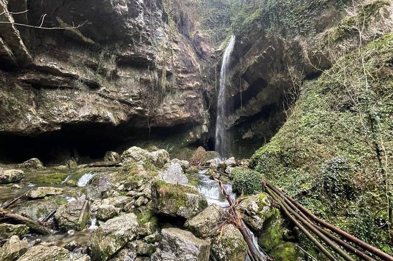 ЧП на сочинском маршруте «Пасть дракона»: на ребенка упал камень в районе водопада