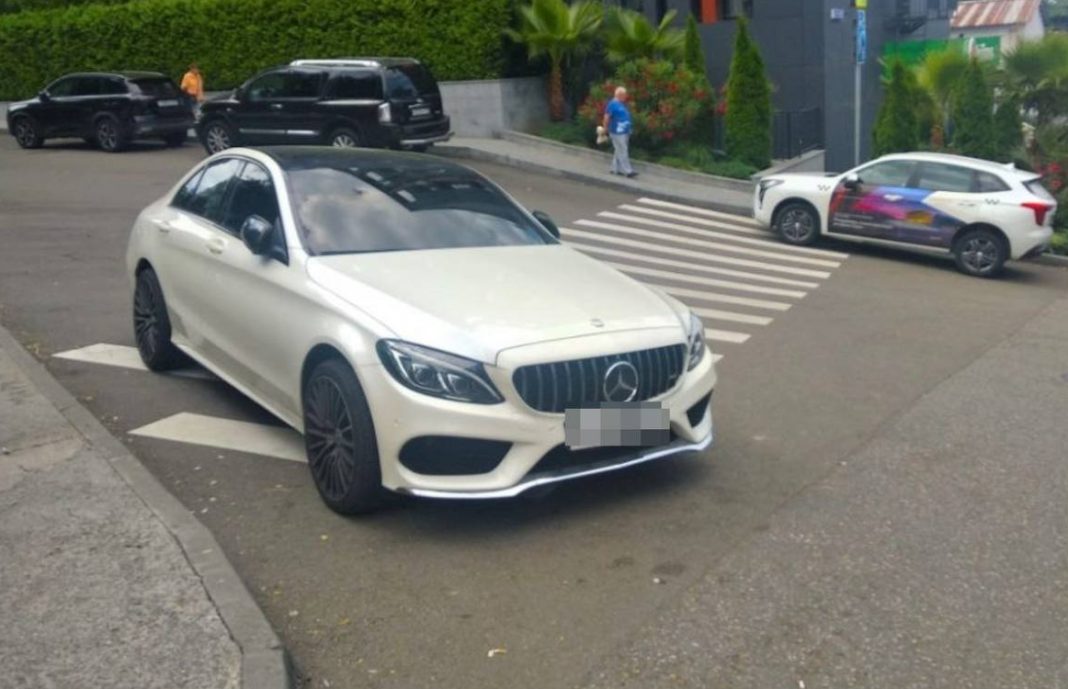 Сочинку оштрафовали за парковку авто на пешеходном переходе