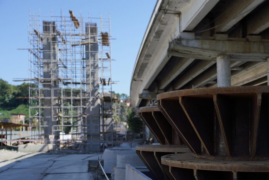 Новые улицы, мостовые опоры и не только: на какой стадии находится строительство Обхода Адлера