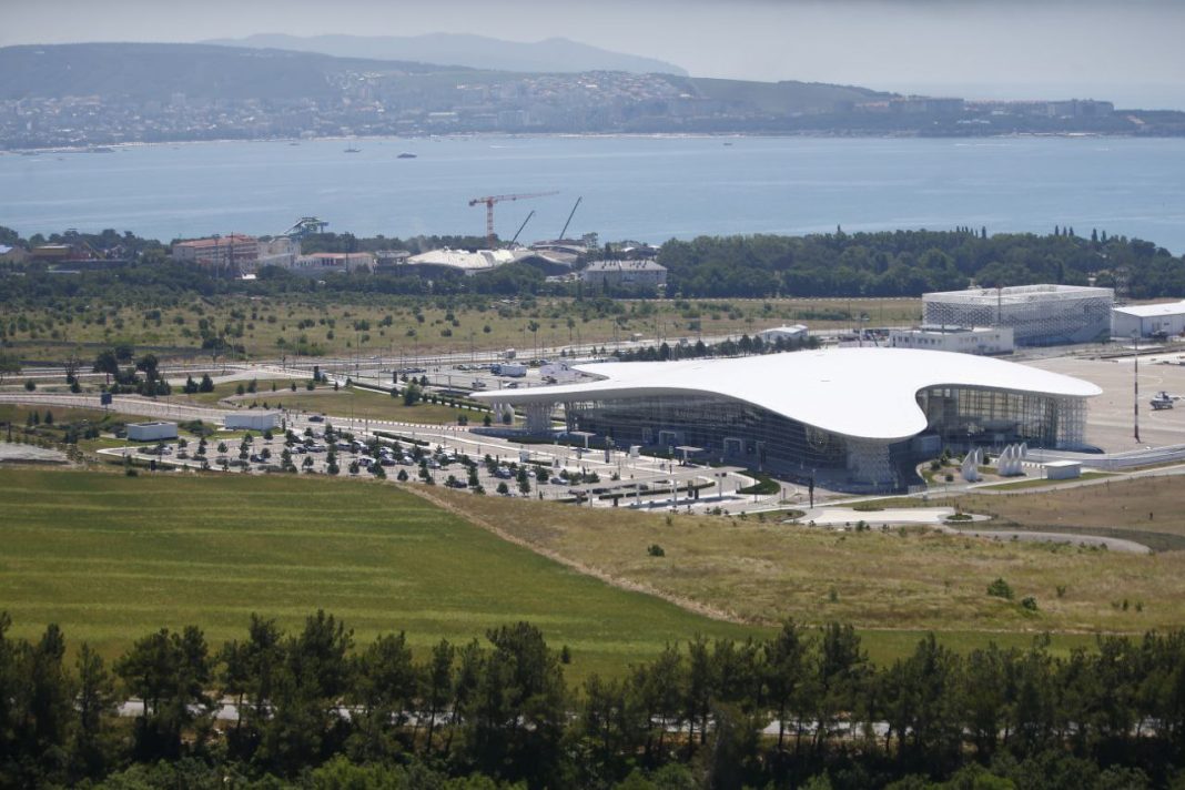 В Сочи перенаправят часть пассажиров после отмены рейсов в Геленджик