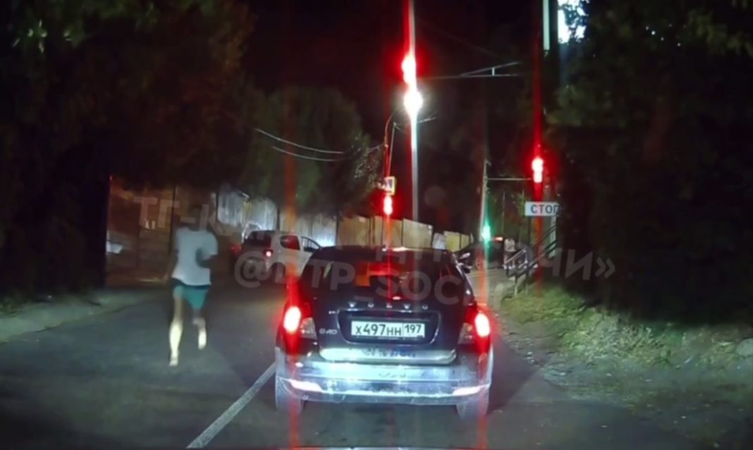 Погоня в центре Сочи: водитель без прав, уходя от ДПС, врезался в забор