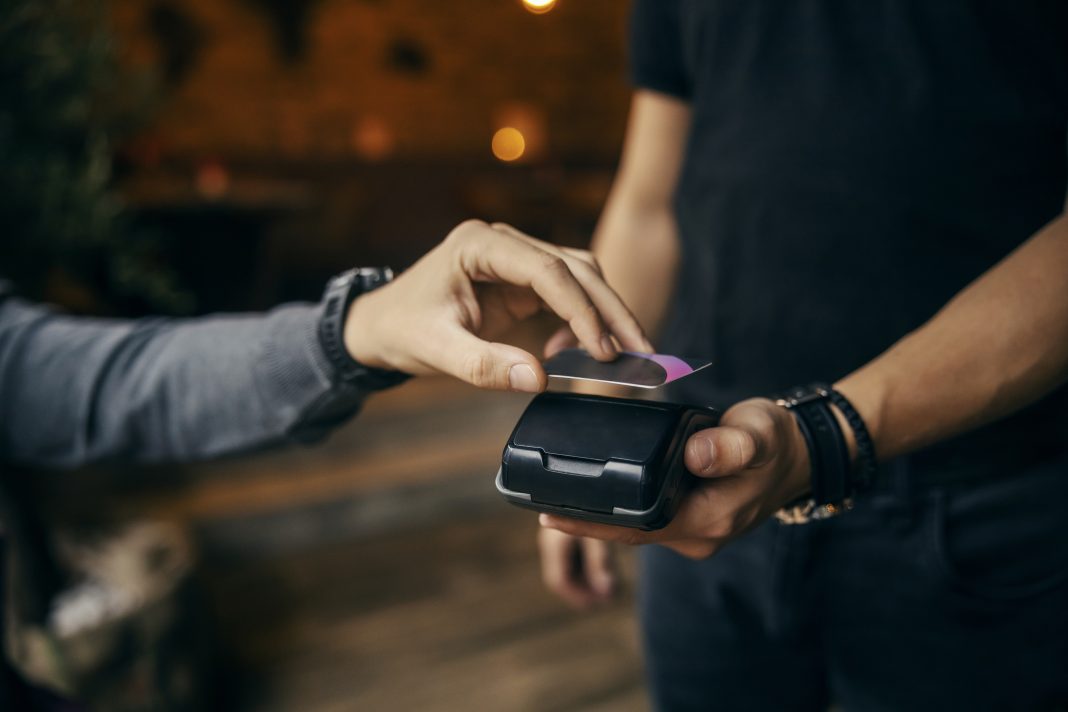 Приезжий украл рюкзак спящего сочинца и начал транжирить его деньги: в дело вмешалась полиция