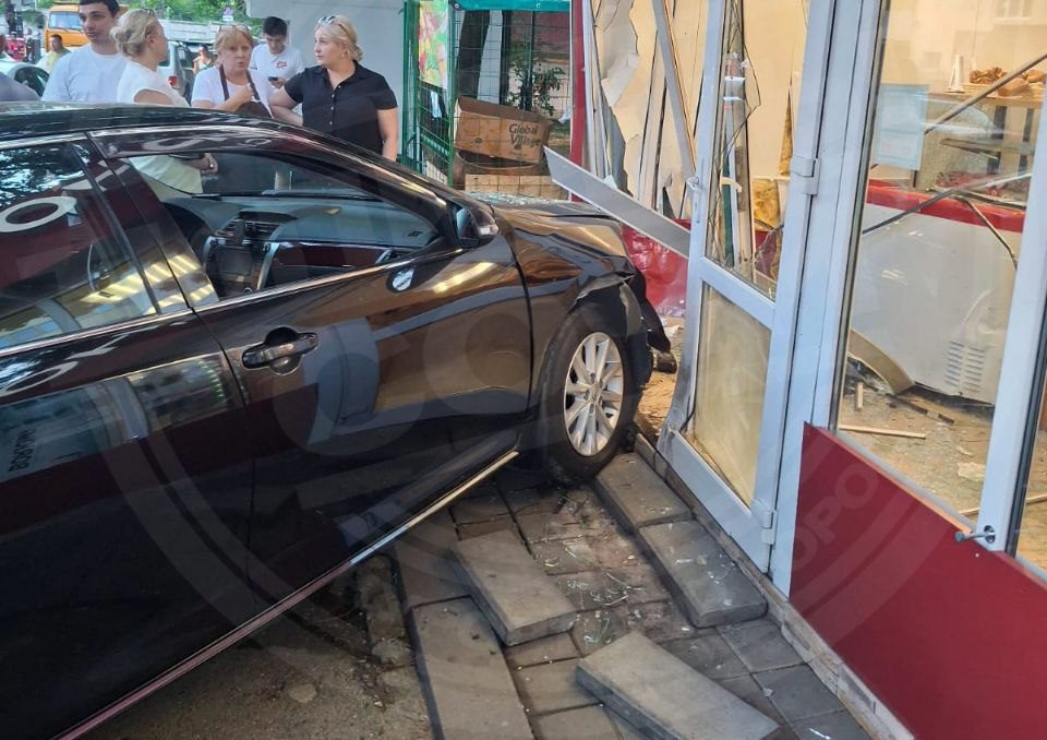 Авария с входом: в Сочи автомобиль протаранил продуктовый магазин