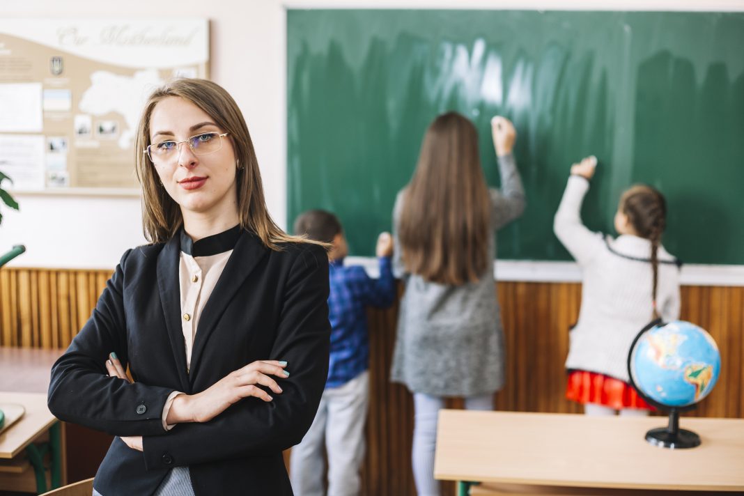 Больше 200 педагогов из Краснодарского края получат по 100 тысяч рублей за «стобалльников»: среди них преподаватели из Сочи