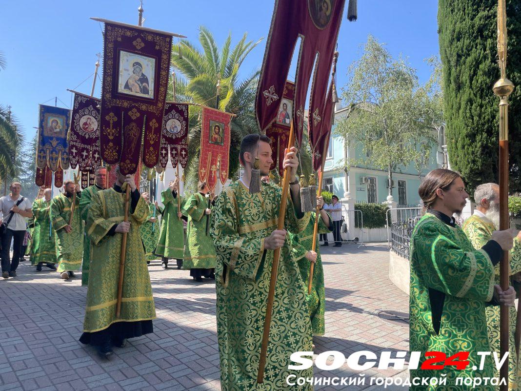 В Сочи в День семьи, любви и верности прошёл крестный ход: фоторепортаж