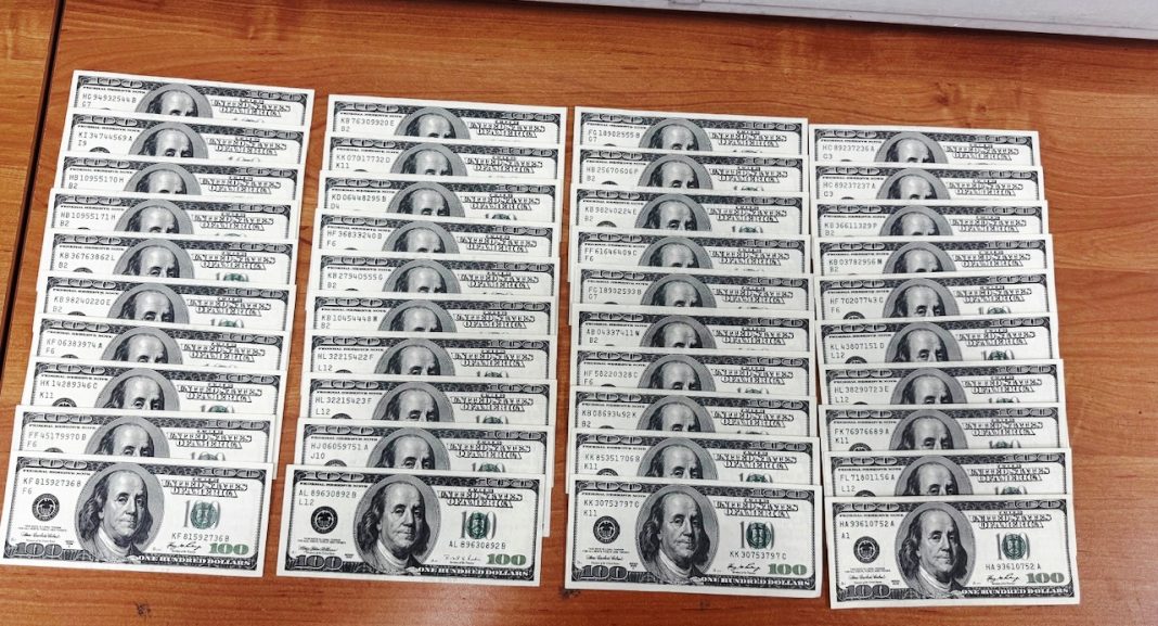 Пассажира с 13,8 тыс. долларов задержали в аэропорту Сочи: четверть налички пришлось отдать