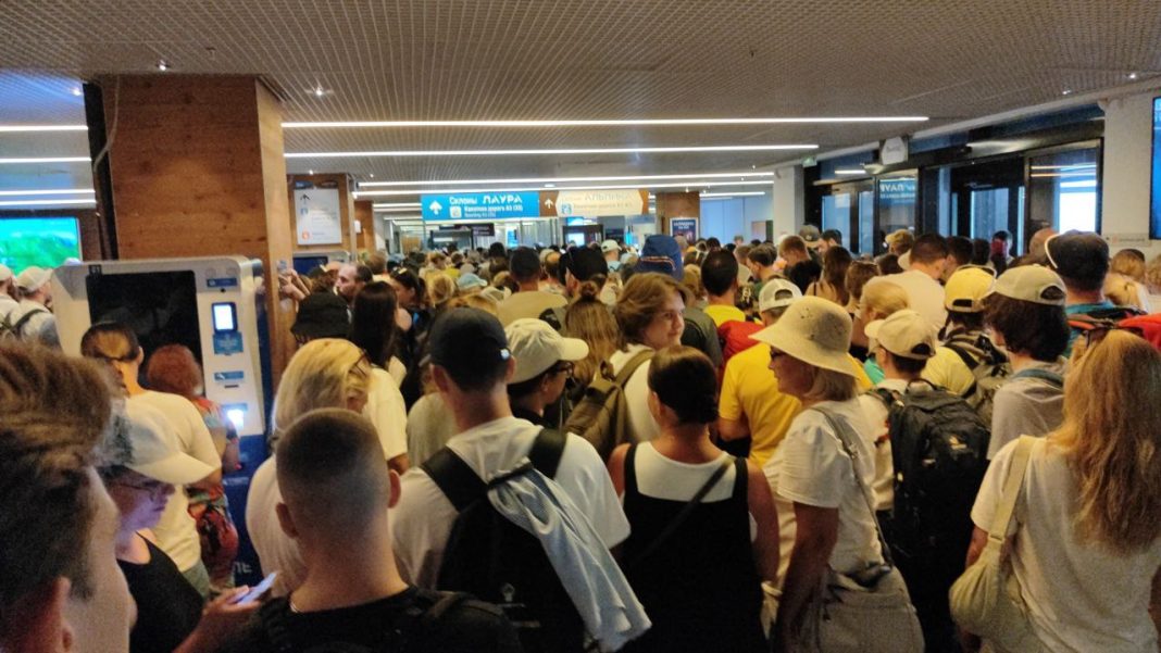 Ажиотаж на курорте: в горах Сочи выстроились очереди из-за скидки на канатную дорогу