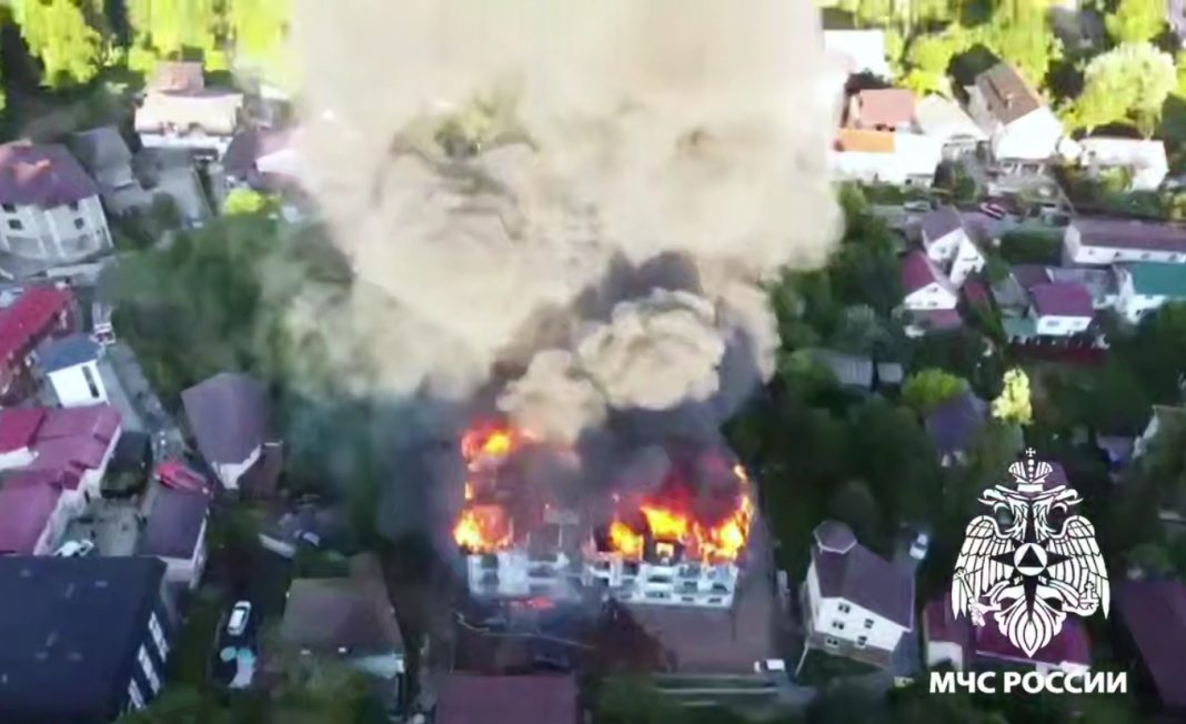 Пожар в четырёхэтажном доме в Сочи сняли с воздуха: эвакуированы 54 человека, в том числе 7 детей