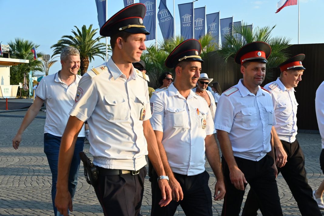 В Сочи усилили охрану порядка: 1200 казаков снова вышли в патруль