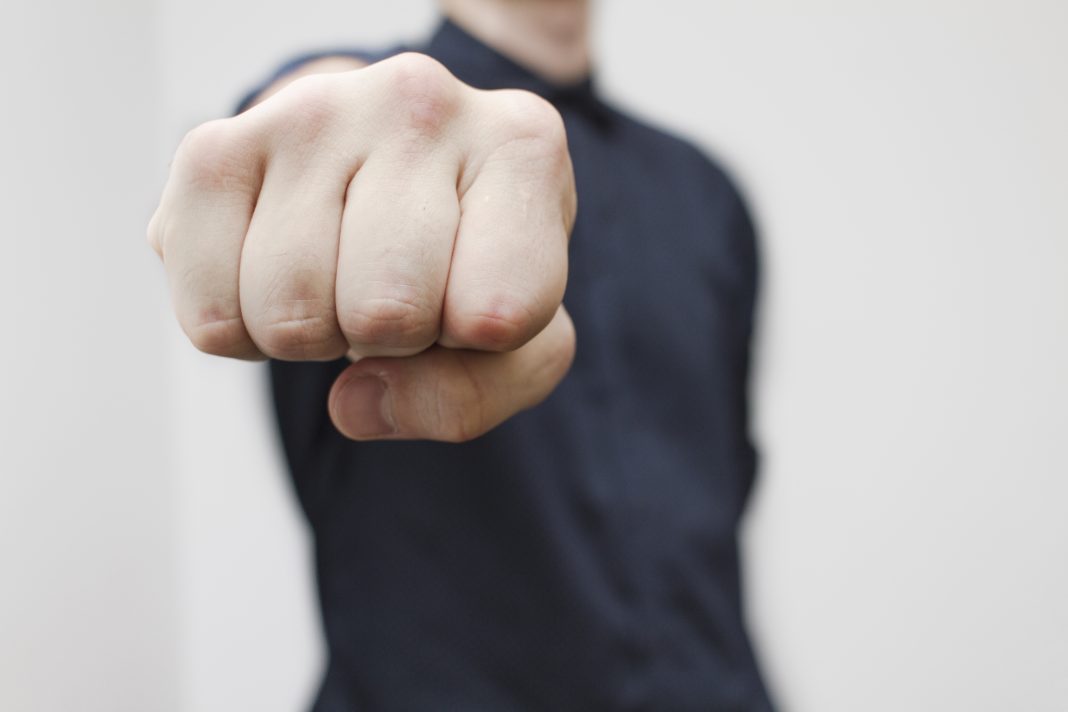 18-летний сочинец ударил и ограбил пожилого мужчину: возбуждено уголовное дело