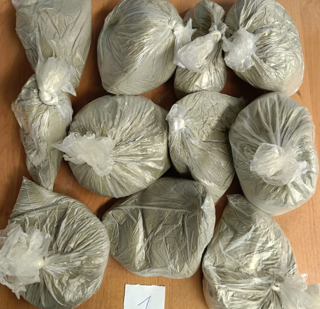 «Подарок друзьям»: 16 кг насвая в багаже задержаны в Сочи