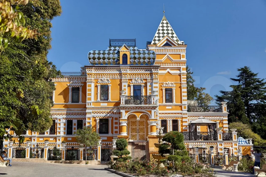 В Сочи на продажу за 2,5 млрд рублей выставлен исторический особняк Хлудова