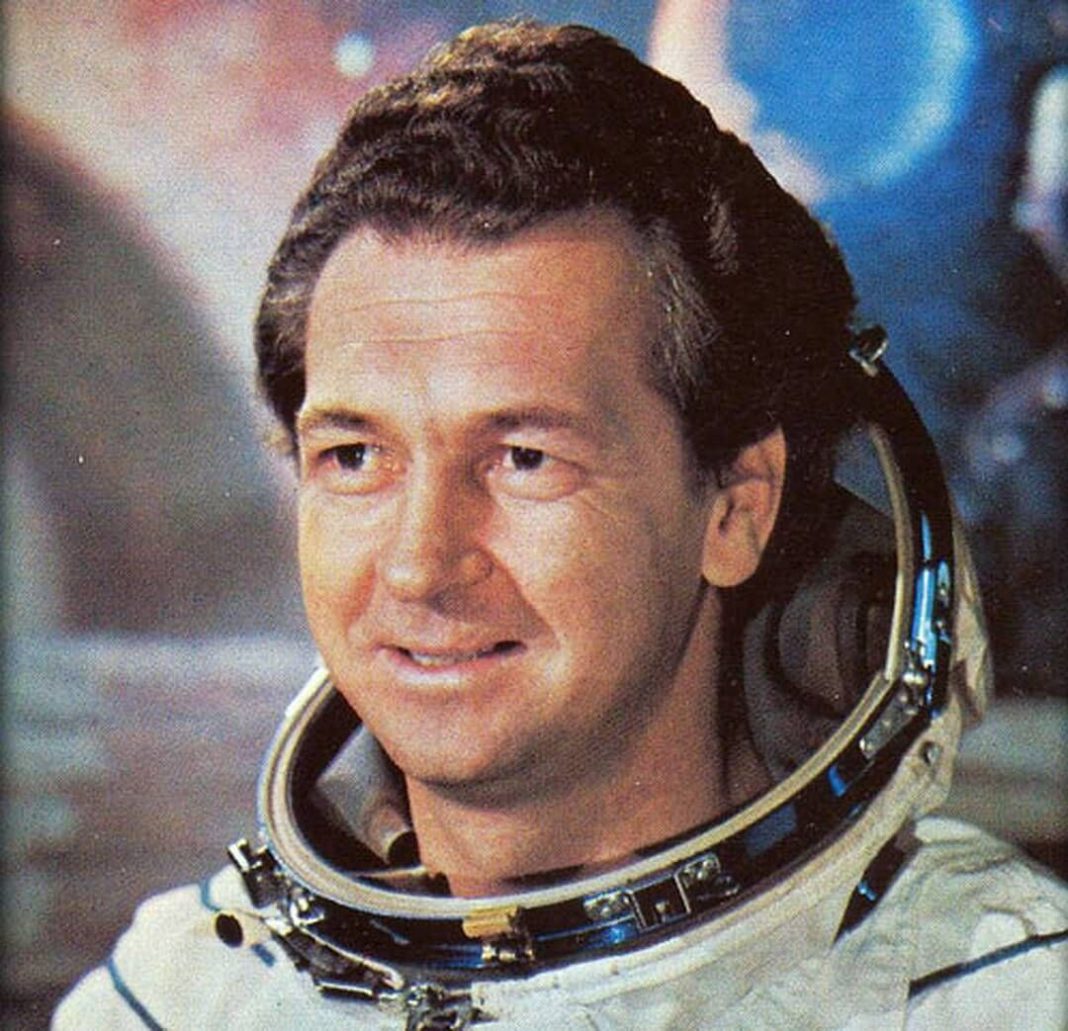 Сочи отмечает 90 лет со дня рождения космонавта Виталия Севастьянова