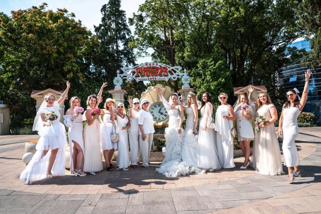 Парад невест прошёл в Сочи в День семьи, любви и верности