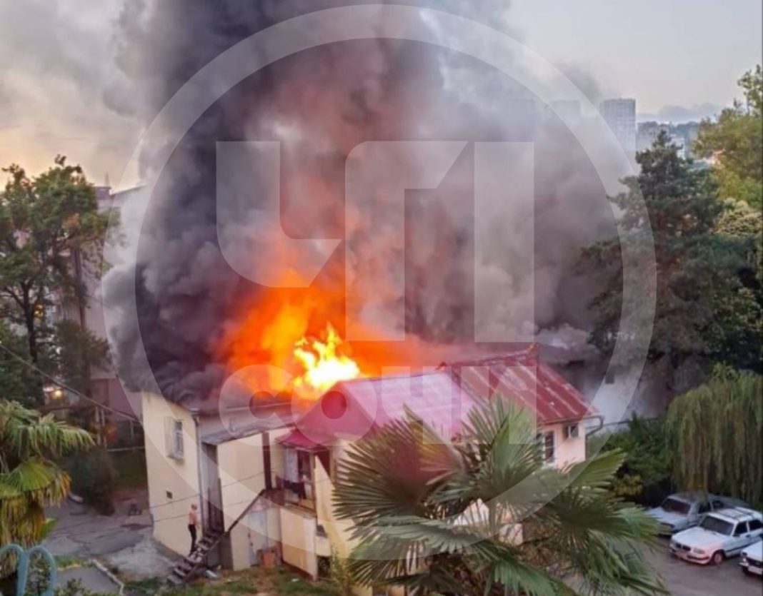 Жилые гаражи вспыхнули в Сочи: огонь охватил 250 кв. м